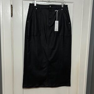 Elegant Black Midi Skirt with Pockets